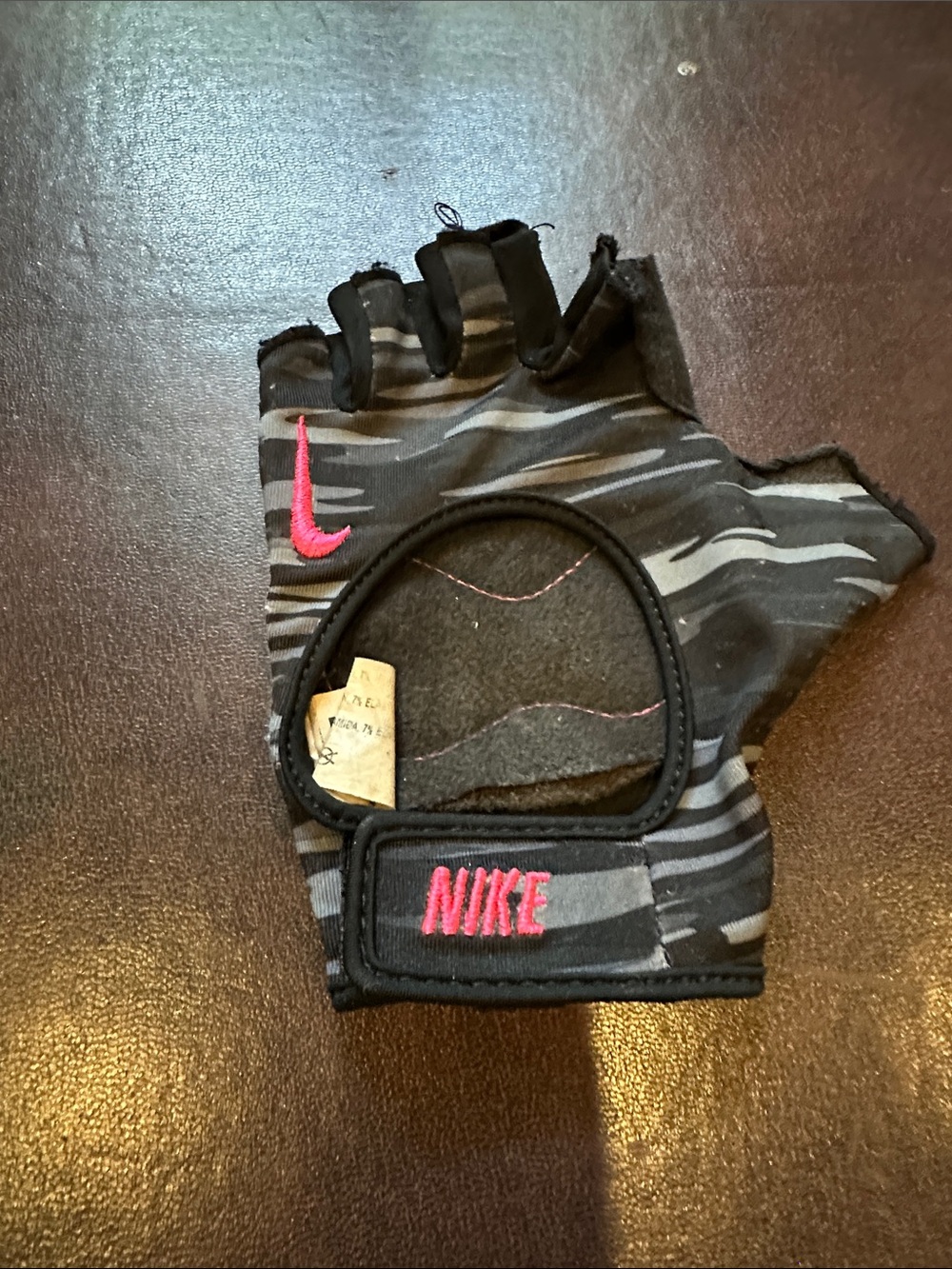 Nike Women’s Gray Camo Fingerless Fitness Glove with Pink Logo